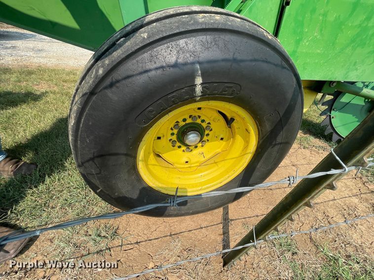image for item KK9522 1991 John Deere 435  round baler