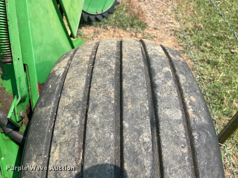 image for item KK9522 1991 John Deere 435  round baler