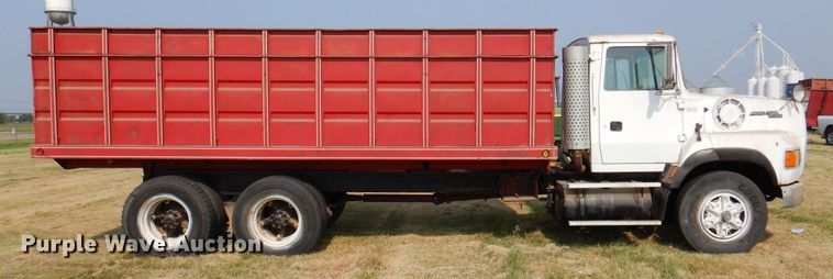 image for item DK2311 1995 Ford Aeromax L9000  grain truck