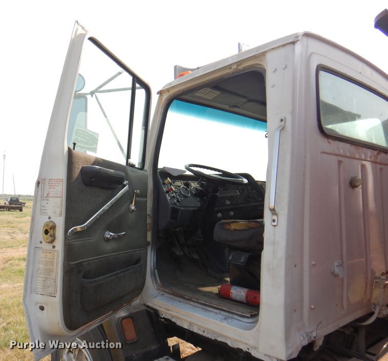 image for item DK2311 1995 Ford Aeromax L9000  grain truck