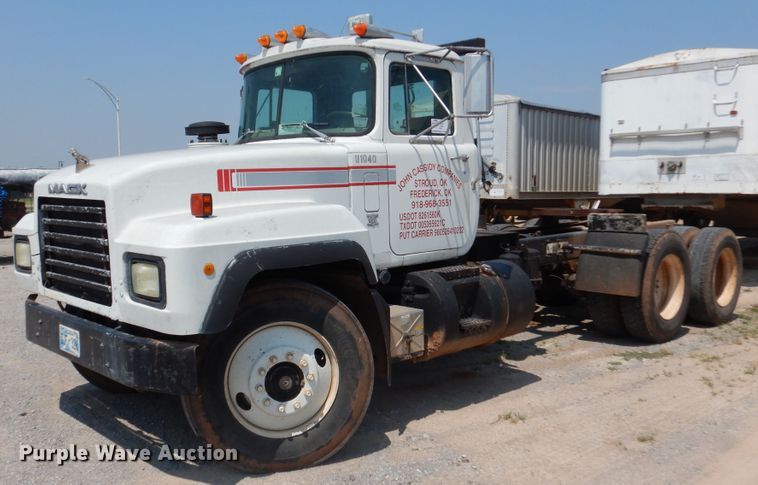 image for item DK2339 2001 Mack RD690S  semi truck