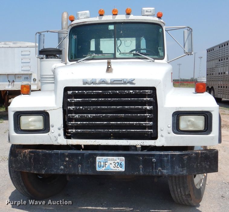 image for item DK2339 2001 Mack RD690S  semi truck