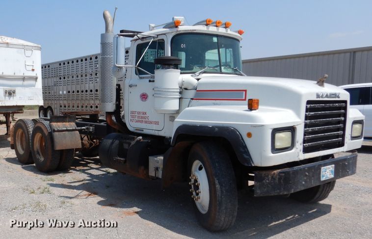 image for item DK2339 2001 Mack RD690S  semi truck