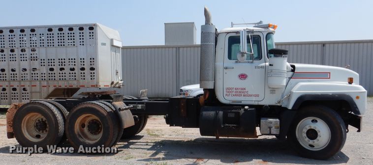 image for item DK2339 2001 Mack RD690S  semi truck