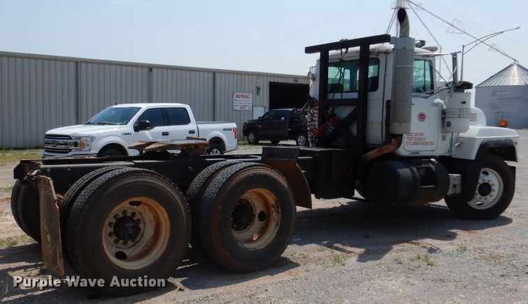 image for item DK2339 2001 Mack RD690S  semi truck