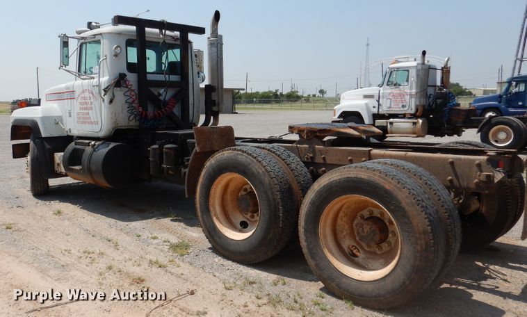 image for item DK2339 2001 Mack RD690S  semi truck