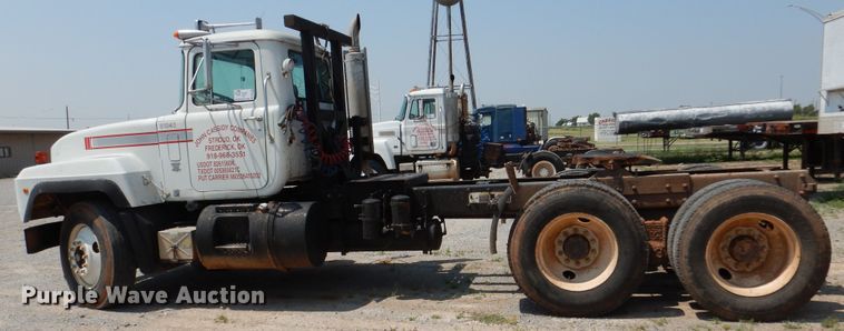 image for item DK2339 2001 Mack RD690S  semi truck