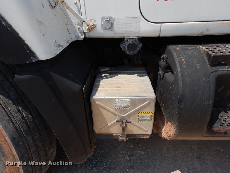 image for item DK2339 2001 Mack RD690S  semi truck