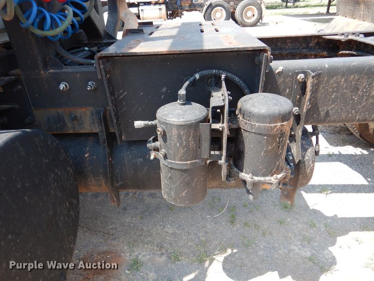 image for item DK2339 2001 Mack RD690S  semi truck