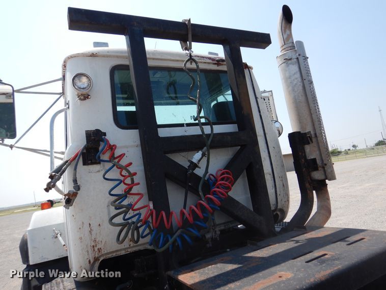 image for item DK2339 2001 Mack RD690S  semi truck