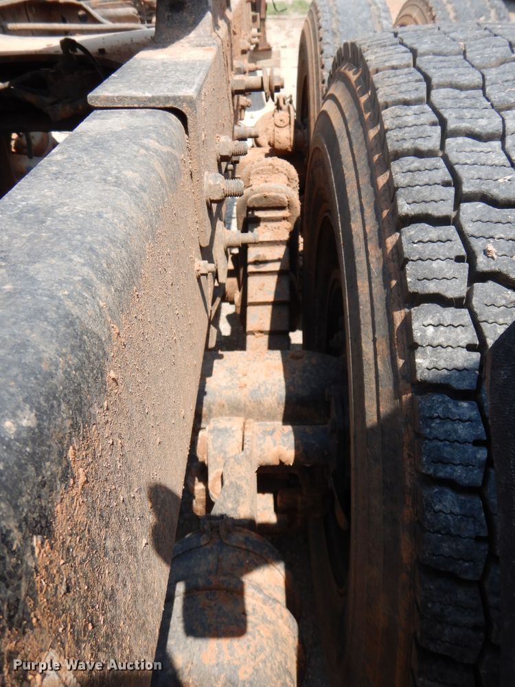 image for item DK2339 2001 Mack RD690S  semi truck