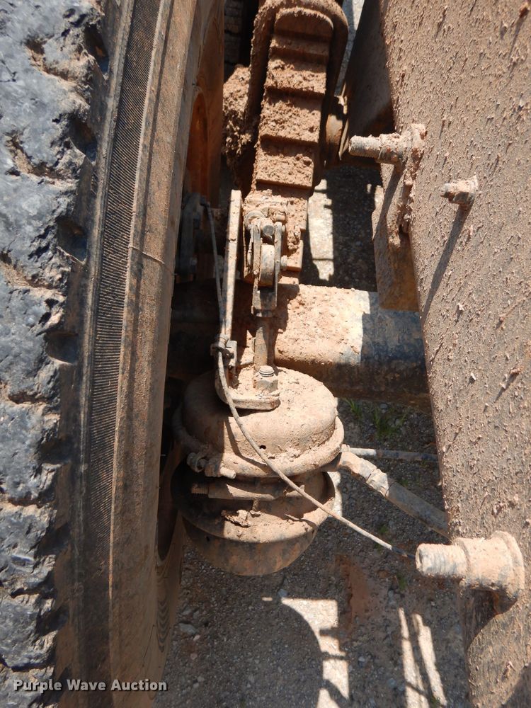 image for item DK2339 2001 Mack RD690S  semi truck