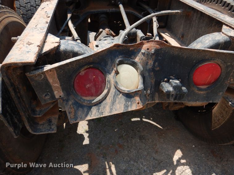 image for item DK2339 2001 Mack RD690S  semi truck