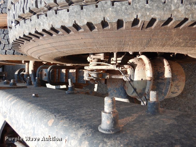 image for item DK2339 2001 Mack RD690S  semi truck