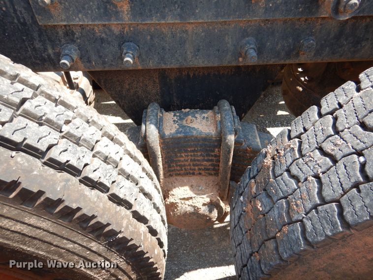 image for item DK2339 2001 Mack RD690S  semi truck