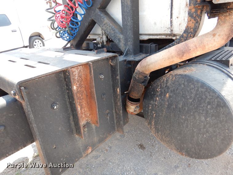 image for item DK2339 2001 Mack RD690S  semi truck