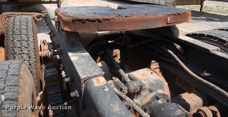 image for item DK2339 2001 Mack RD690S  semi truck