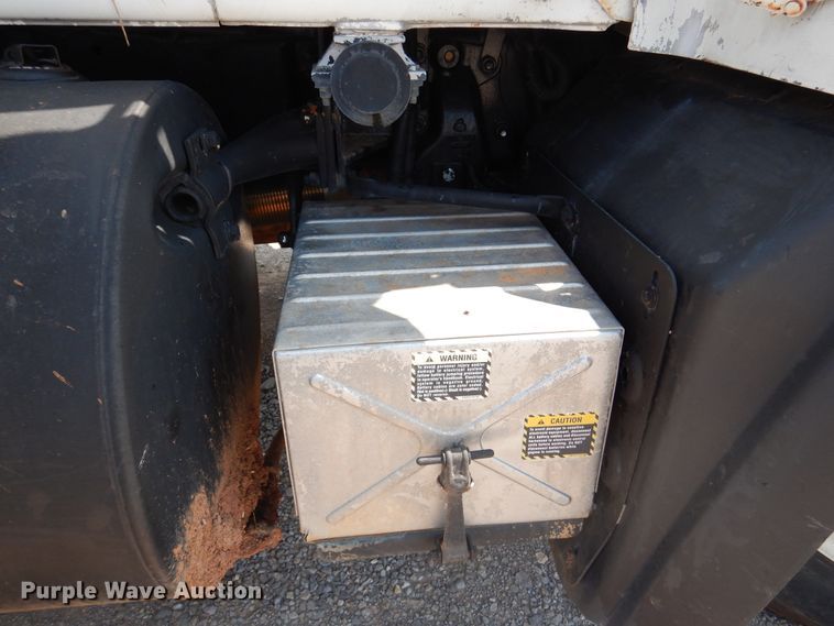 image for item DK2339 2001 Mack RD690S  semi truck