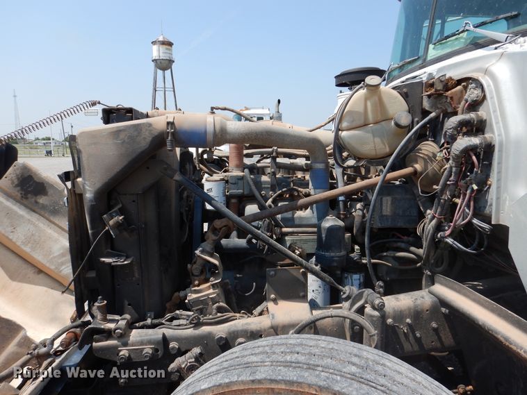 image for item DK2339 2001 Mack RD690S  semi truck