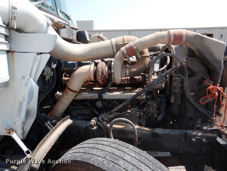 image for item DK2339 2001 Mack RD690S  semi truck