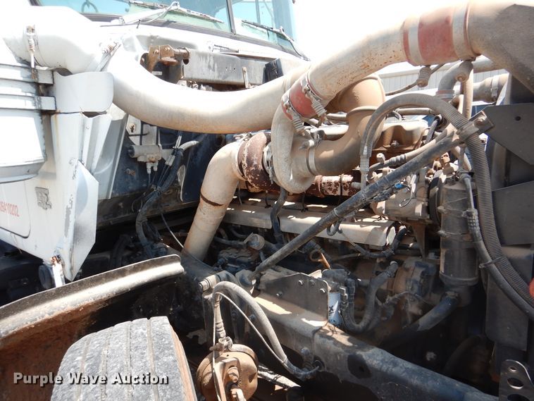 image for item DK2339 2001 Mack RD690S  semi truck