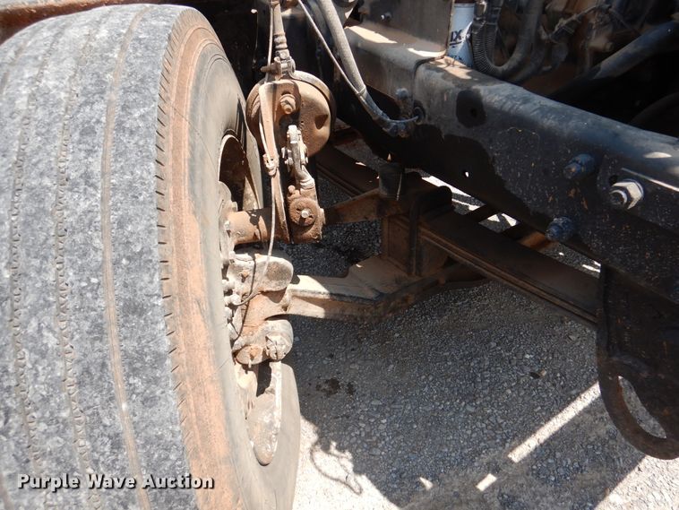 image for item DK2339 2001 Mack RD690S  semi truck