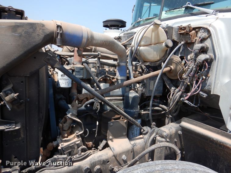 image for item DK2339 2001 Mack RD690S  semi truck