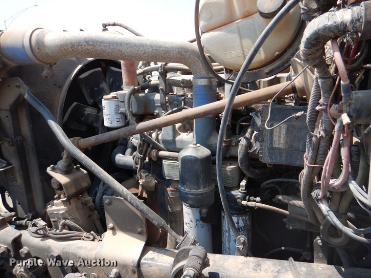 image for item DK2339 2001 Mack RD690S  semi truck