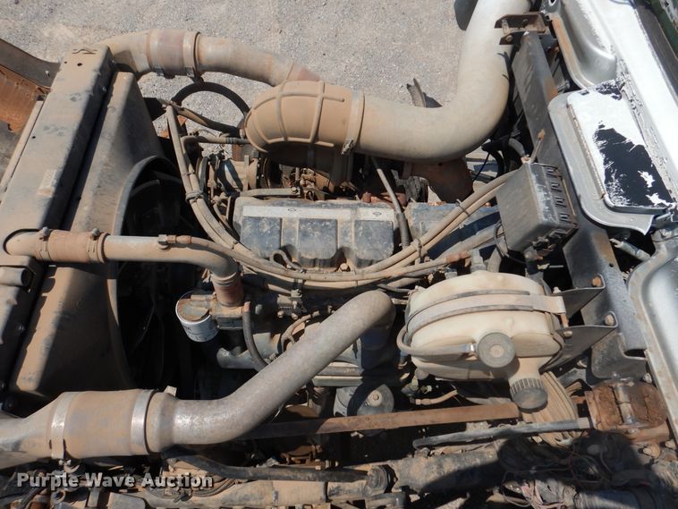 image for item DK2339 2001 Mack RD690S  semi truck