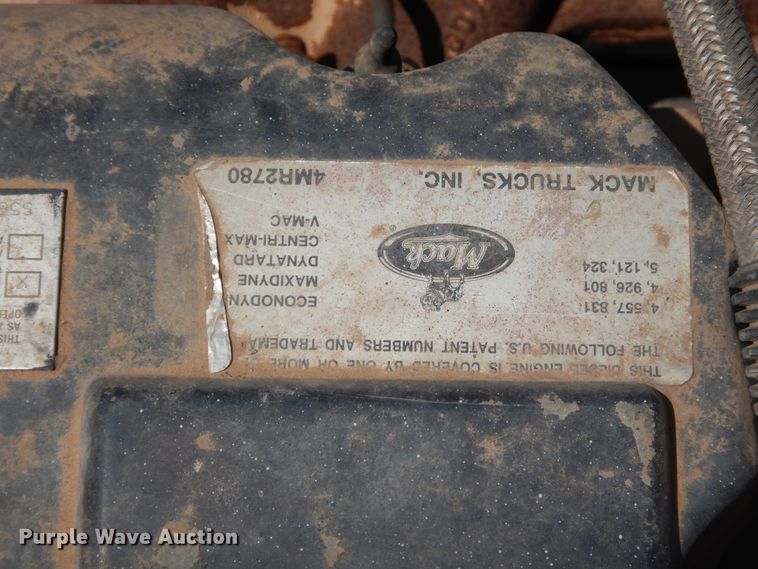 image for item DK2339 2001 Mack RD690S  semi truck