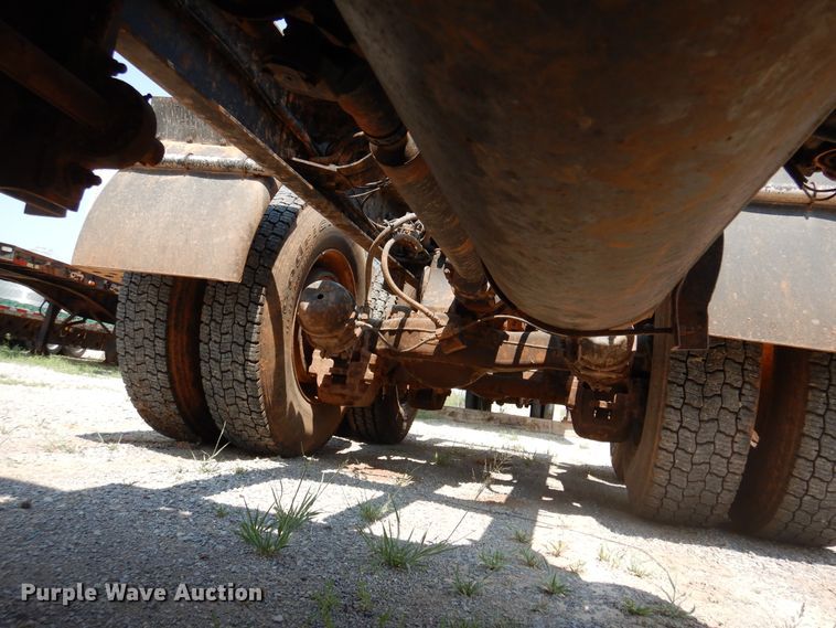 image for item DK2339 2001 Mack RD690S  semi truck