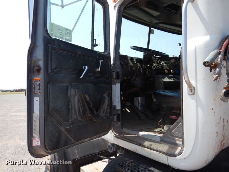 image for item DK2339 2001 Mack RD690S  semi truck