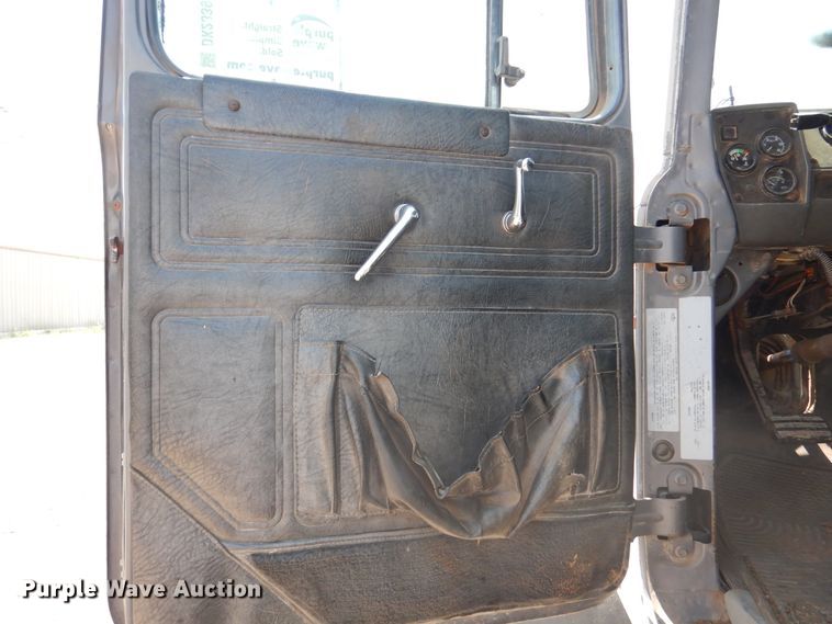 image for item DK2339 2001 Mack RD690S  semi truck