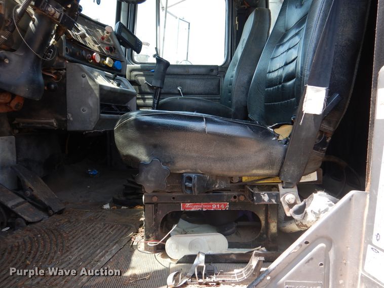 image for item DK2339 2001 Mack RD690S  semi truck