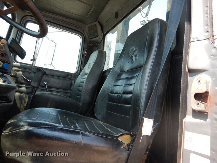 image for item DK2339 2001 Mack RD690S  semi truck