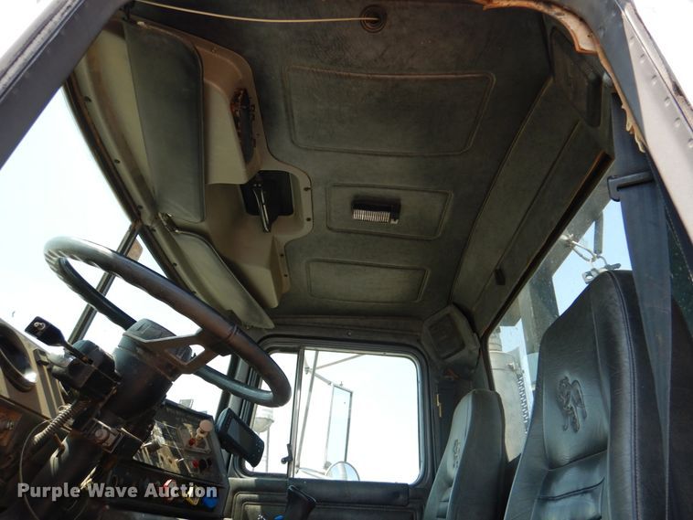 image for item DK2339 2001 Mack RD690S  semi truck