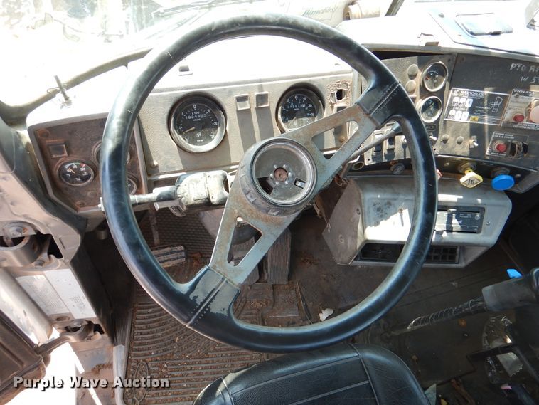 image for item DK2339 2001 Mack RD690S  semi truck