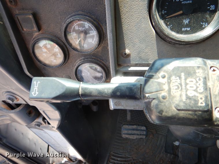 image for item DK2339 2001 Mack RD690S  semi truck