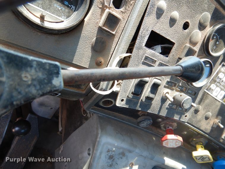 image for item DK2339 2001 Mack RD690S  semi truck