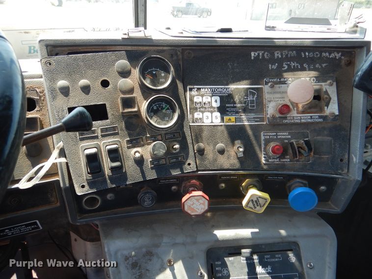 image for item DK2339 2001 Mack RD690S  semi truck