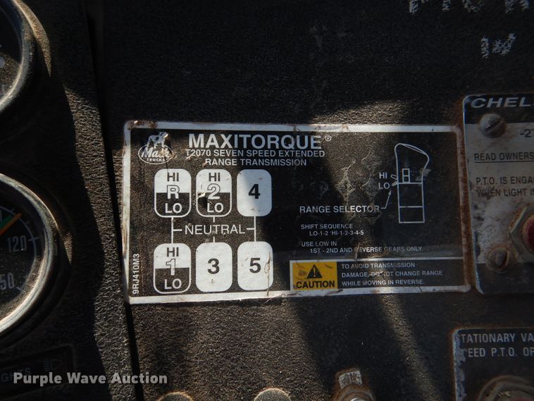 image for item DK2339 2001 Mack RD690S  semi truck