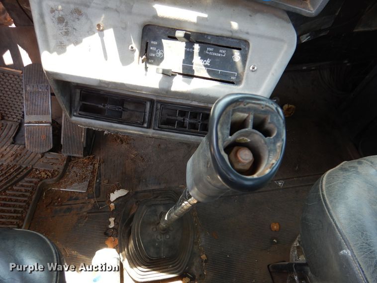 image for item DK2339 2001 Mack RD690S  semi truck