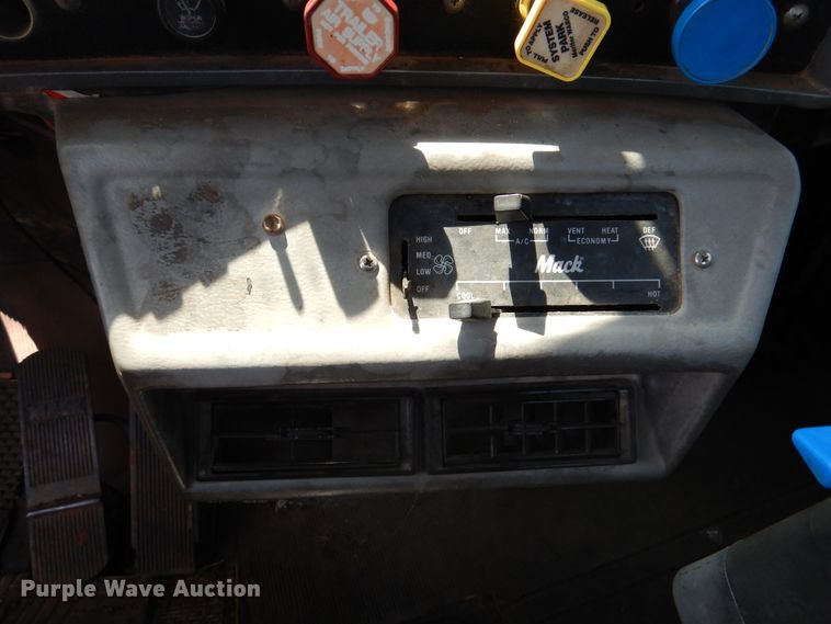 image for item DK2339 2001 Mack RD690S  semi truck