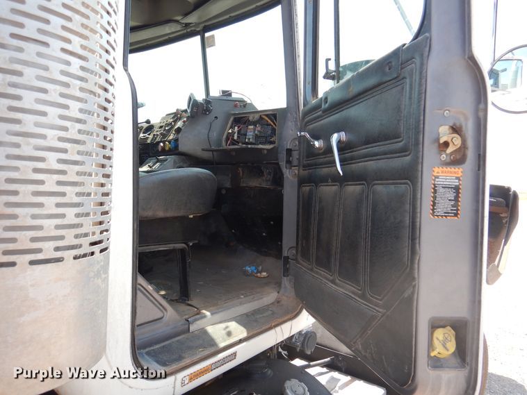 image for item DK2339 2001 Mack RD690S  semi truck