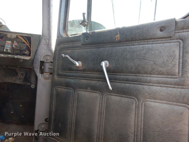 image for item DK2339 2001 Mack RD690S  semi truck