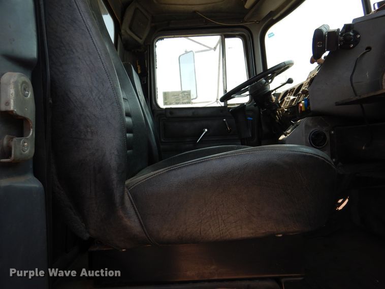 image for item DK2339 2001 Mack RD690S  semi truck