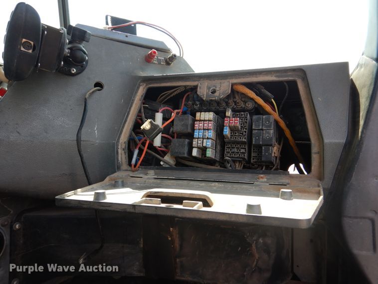 image for item DK2339 2001 Mack RD690S  semi truck