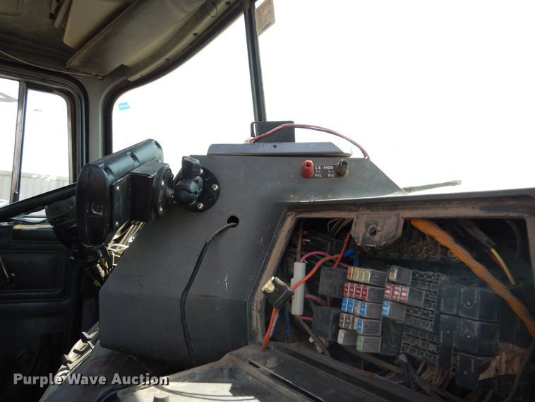 image for item DK2339 2001 Mack RD690S  semi truck