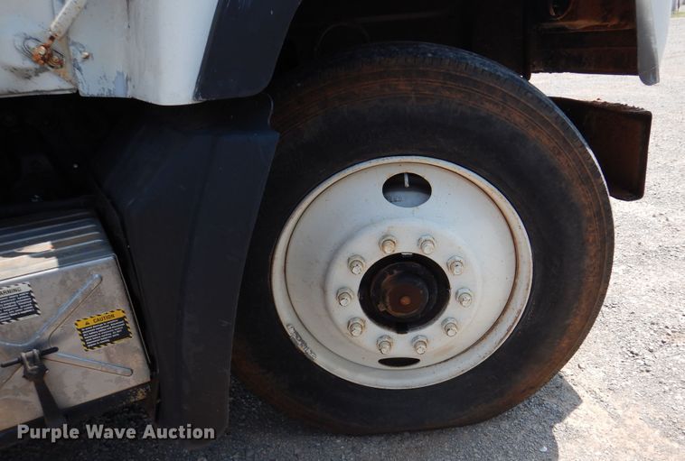 image for item DK2339 2001 Mack RD690S  semi truck