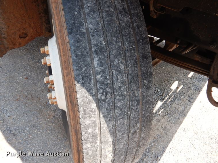 image for item DK2339 2001 Mack RD690S  semi truck